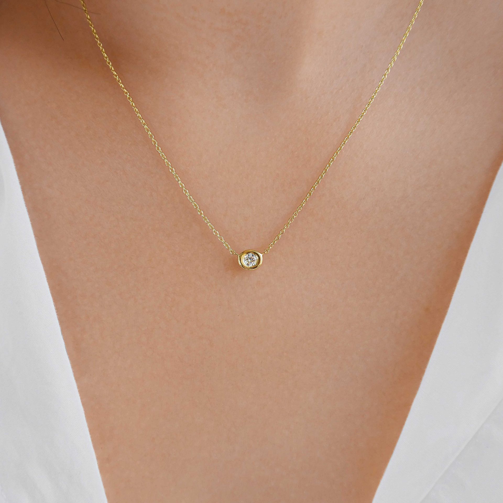 Kimberfire Pebble necklace in white gold.