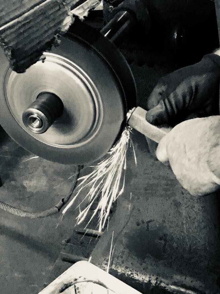 operaio mentre esegue un intervento su un metallo