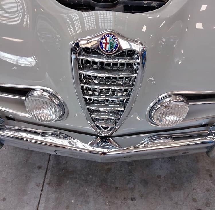 trattamento dettagli in acciaio carrozzeria d'epoca auto
