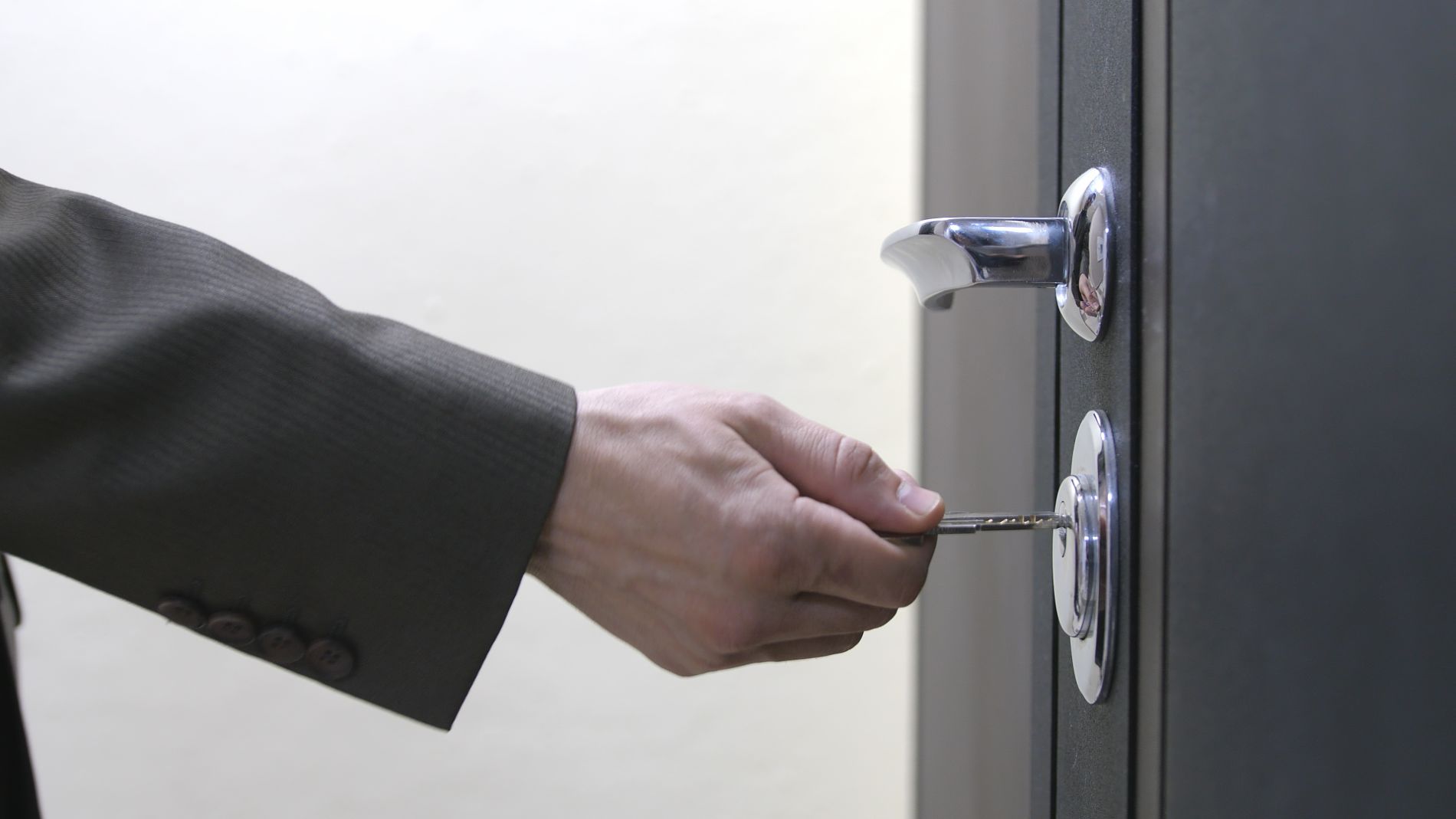 levigatura maniglia porta