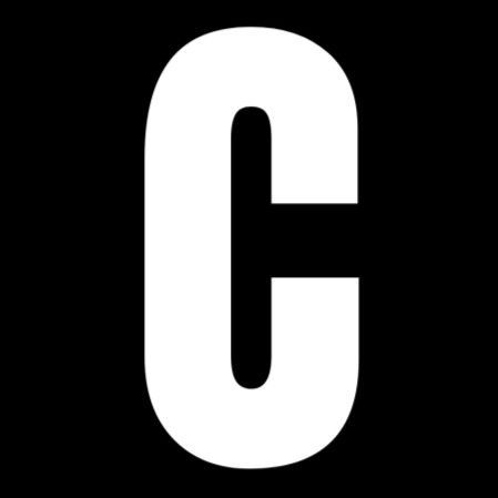 Letra C mayúscula blanca sobre fondo negro