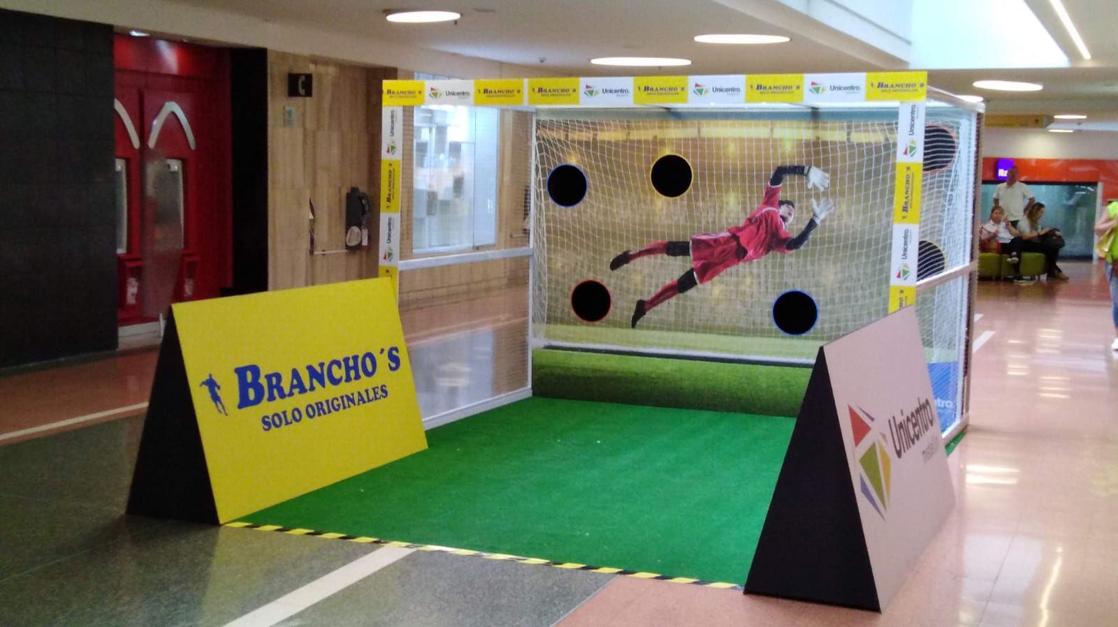 Hay una portería de fútbol en el medio de un centro comercial.