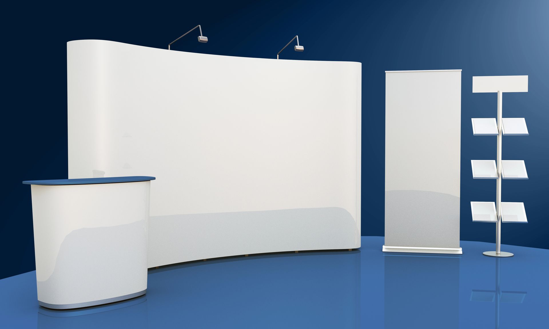 Un expositor con una mesa, una pancarta y un expositor para folletos.