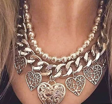 collar con corazones