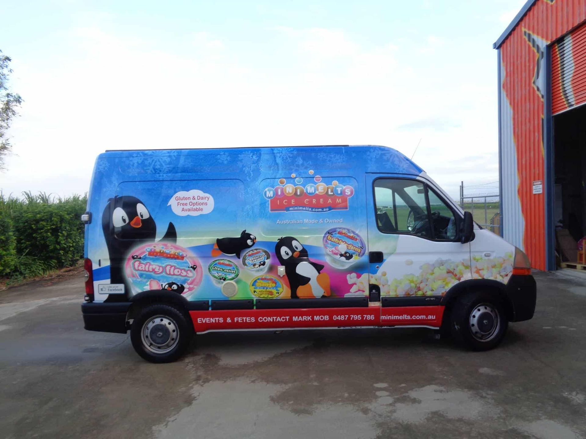 A Large Swimming Pool Is Surrounded By Chairs And Umbrellas On A Sunny Day — Sun City Signs In Paget, QLD