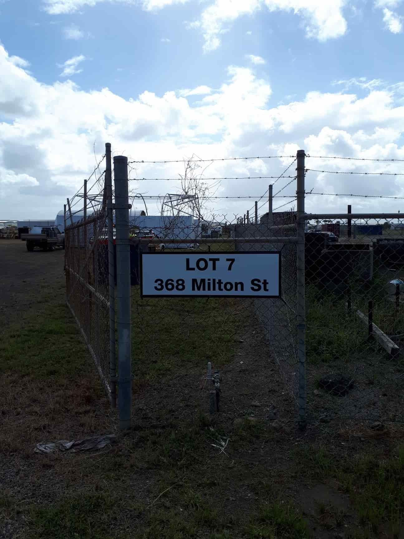 A Sign On A Chain Link Fence Says Lot 7 368 Milton St — Sun City Signs In Paget, QLD