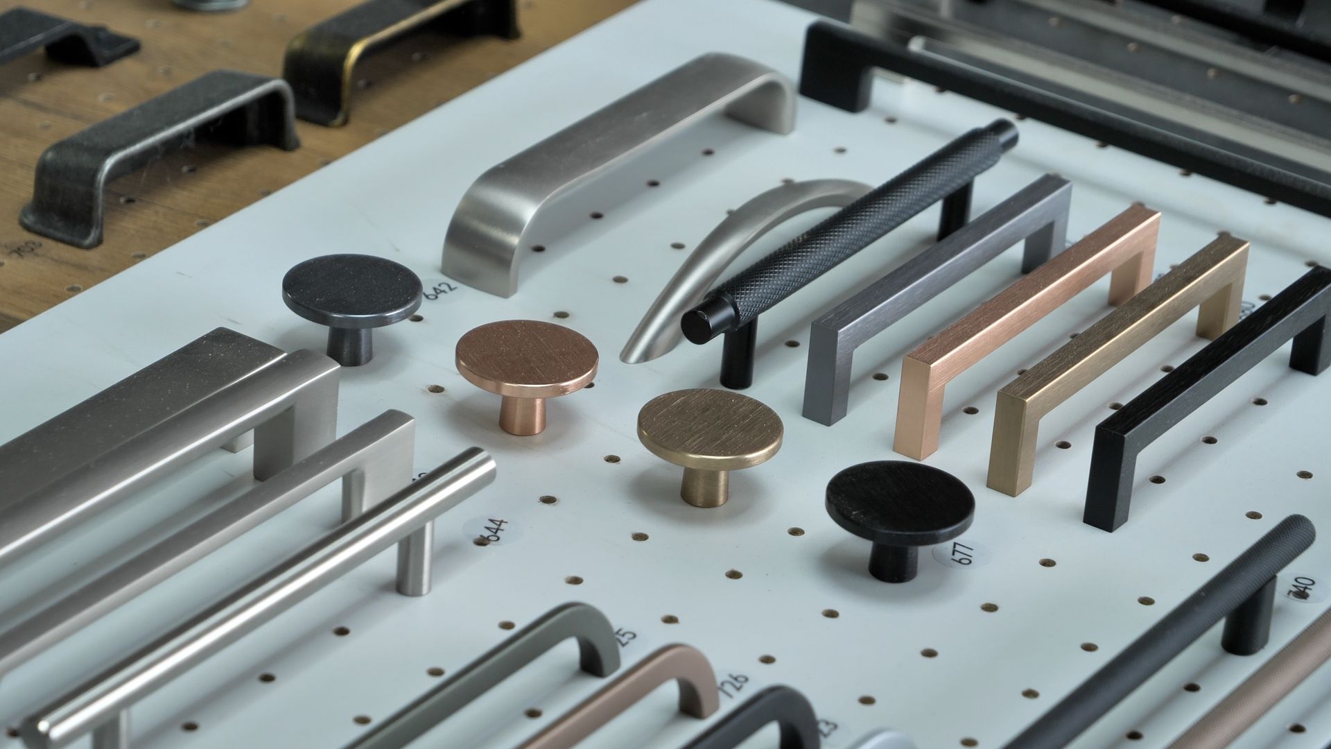 KITCHEN HANDLES, TAPS AND FINISHES 