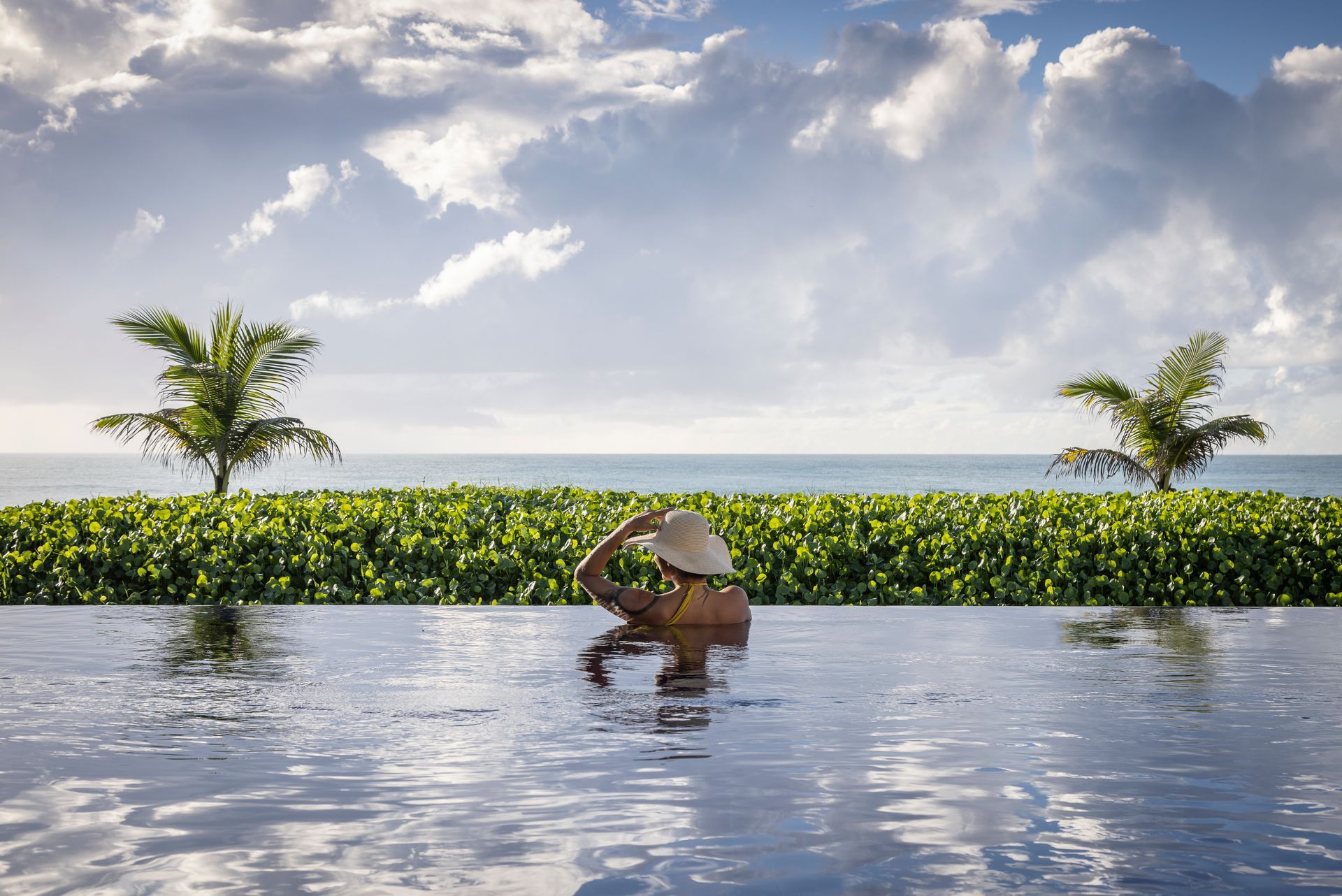 Piscina com borda infinita Marupiara Resort