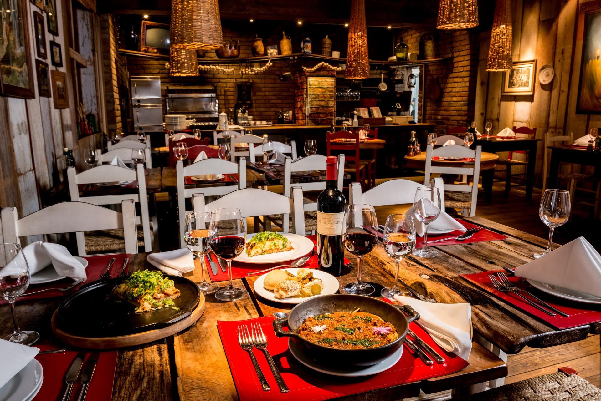 Um restaurante com muitos pratos de comida na mesa