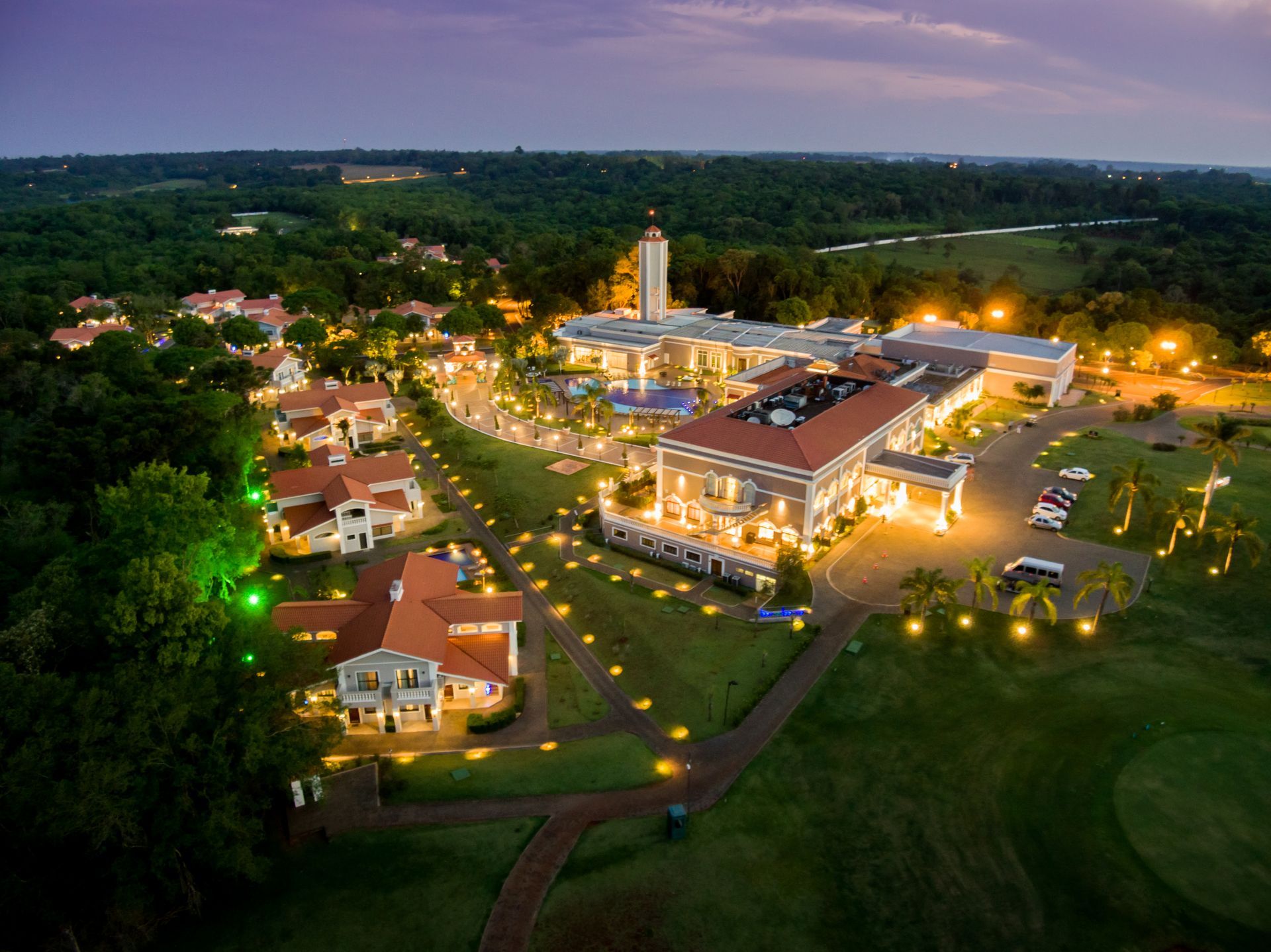 Uma vista aérea de uma resort à noite