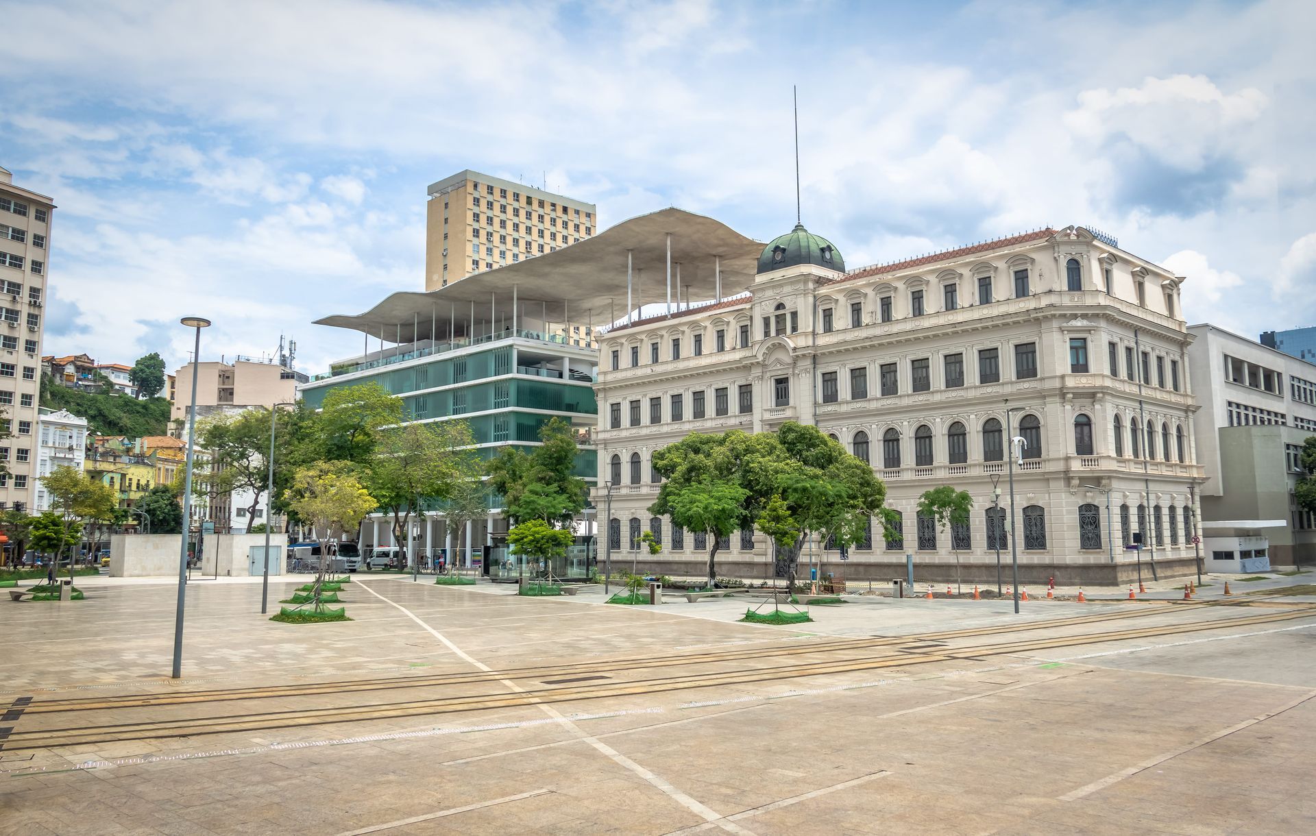 Um grande edifício com uma cúpula no topo fica no meio de uma cidade.