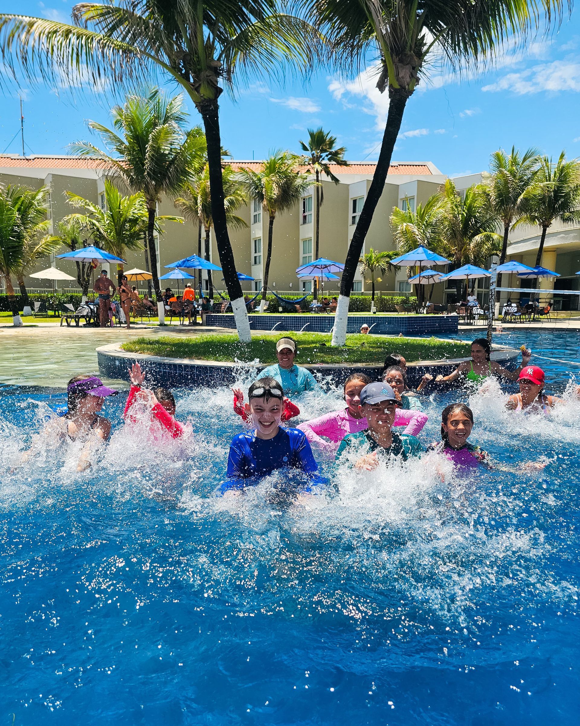 Um grupo de crianças está brincando em uma piscina