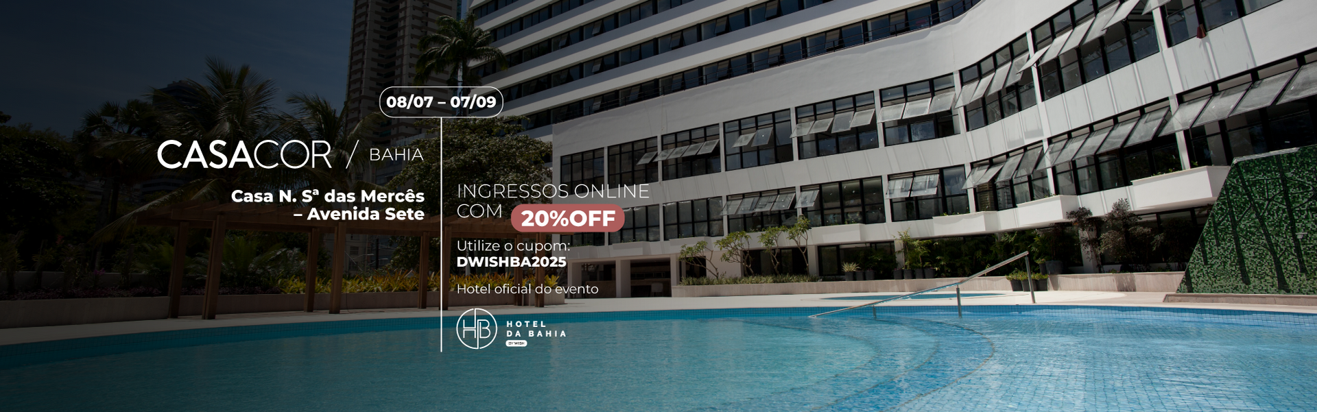Um grande edifício com uma piscina na frente