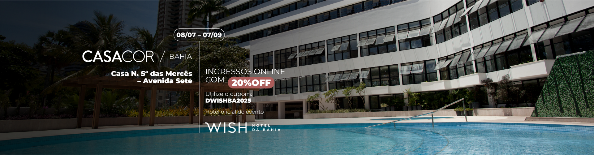 Um grande edifício com uma piscina na frente