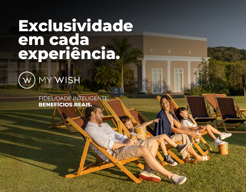 Family relaxing on lawn chairs in front of a building. Text: Exclusividade em cada experiência.