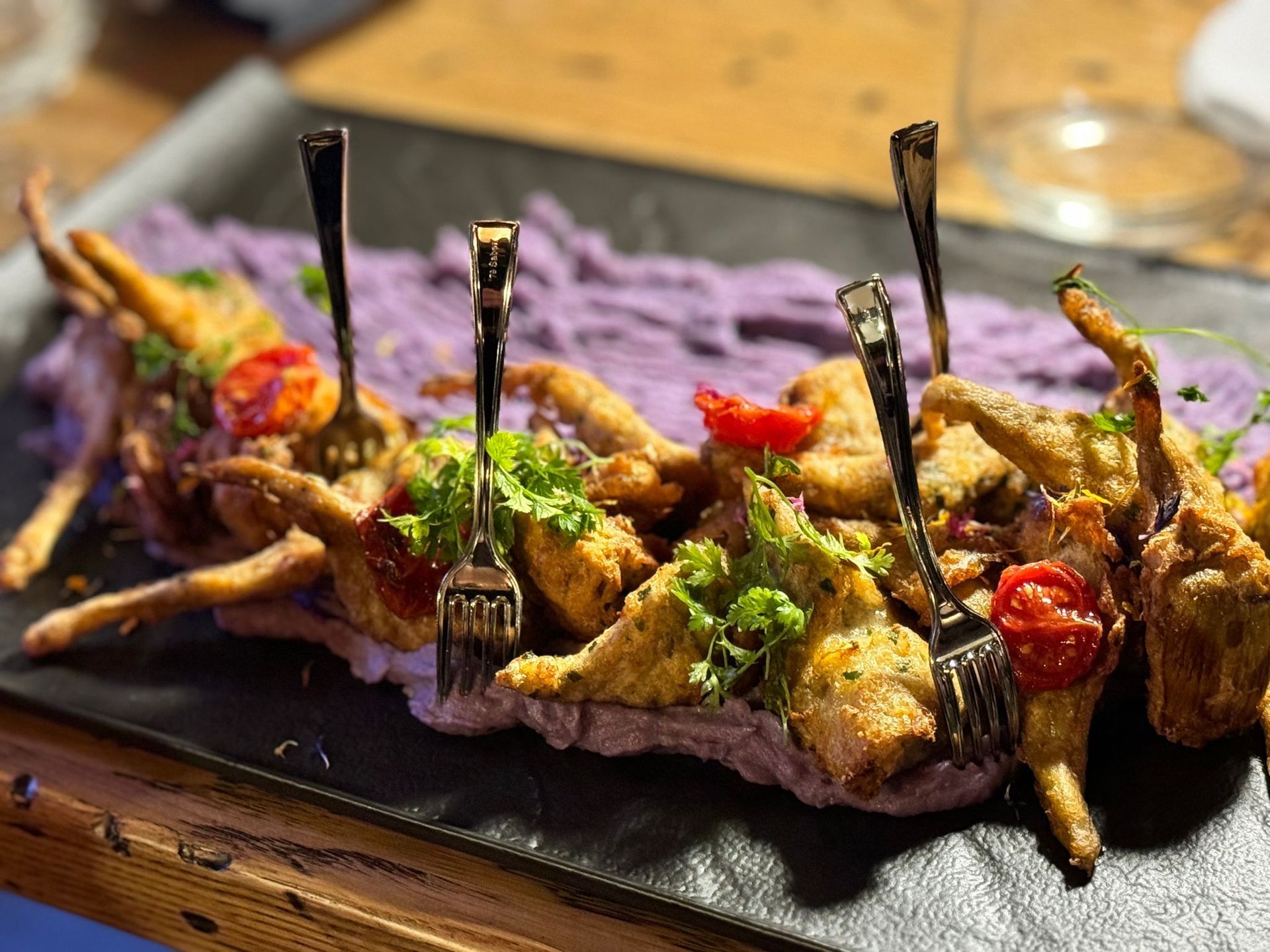 Une assiette de nourriture avec une fourchette qui en sort sur une table.