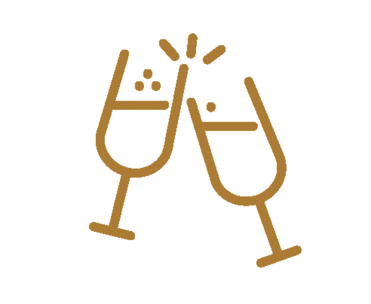 Deux verres de champagne se grillent sur un fond blanc.