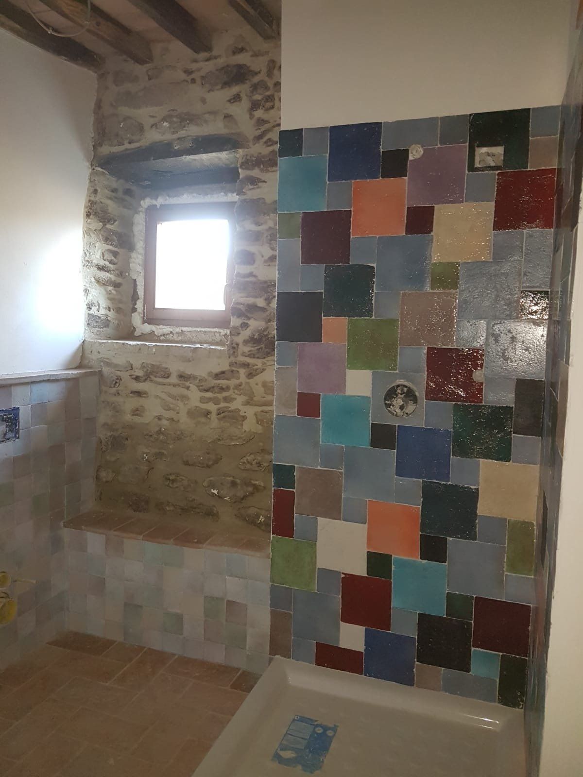 bagnio in maioliche e pietra