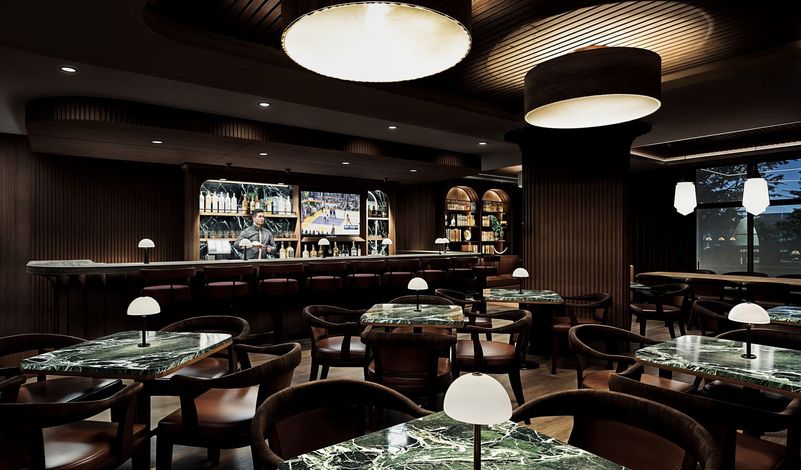 Un restaurant avec des tables et des chaises et un bar