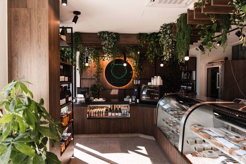 Une boulangerie avec une vitrine remplie de beaucoup de nourriture.