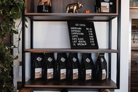 Un écran d'ordinateur est posé sur un comptoir dans un restaurant.