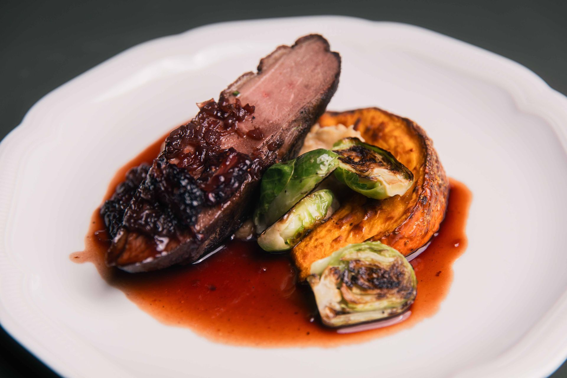 Un salon avec un canapé et un bar