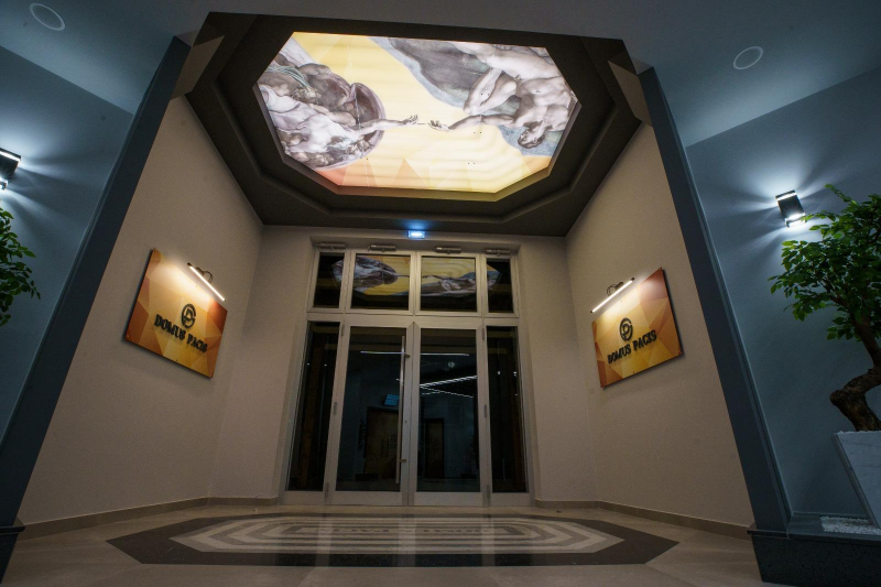 Una donna indossa una collana di perle e degli orecchini.