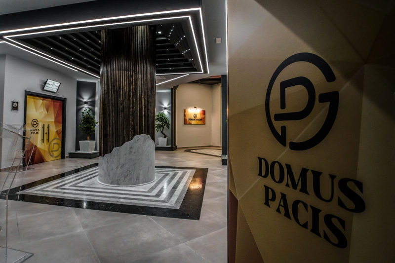 Una hall con un cartello che dice domus pacis