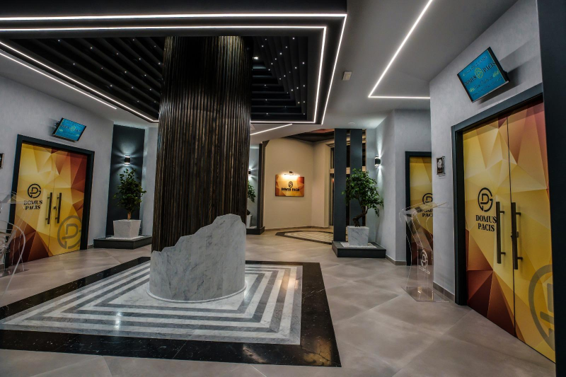 Un atrio con un grande albero al centro.