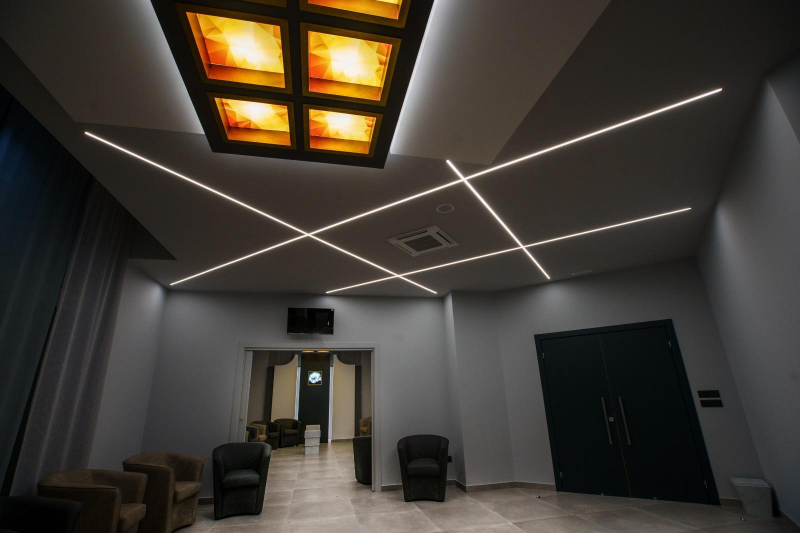 Un corridoio con sedie e un soffitto con luci