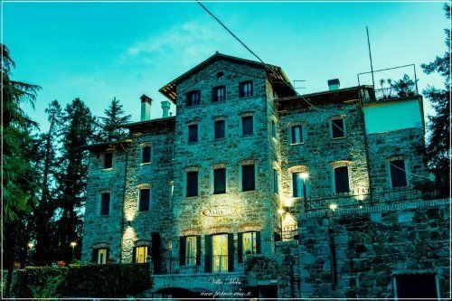 Edificio in pietra circondato dagli alberi