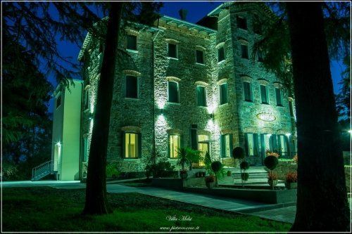 Edificio in pietra illuminato di notte