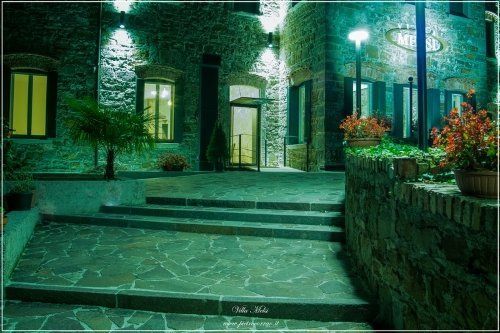 Ingresso di edificio con scalinate in pietra