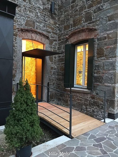 Ingresso di edificio in pietra