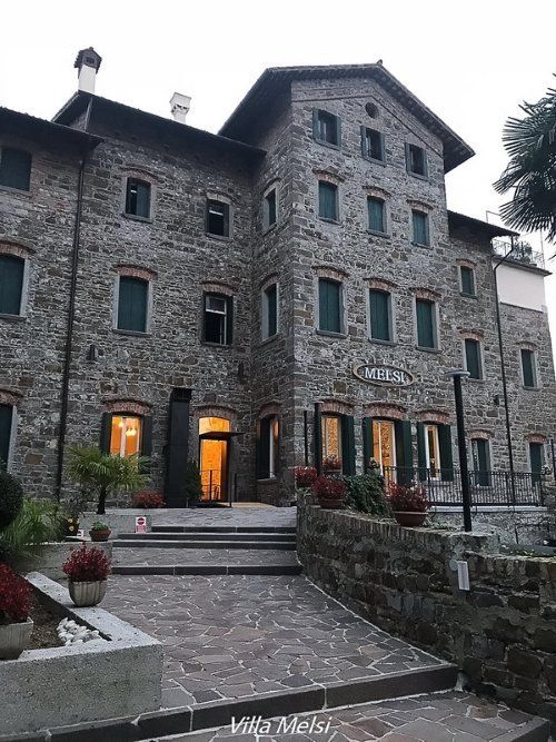 Edificio in pietra con finestre illuminate