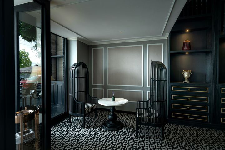 A room with a table and chairs in it.