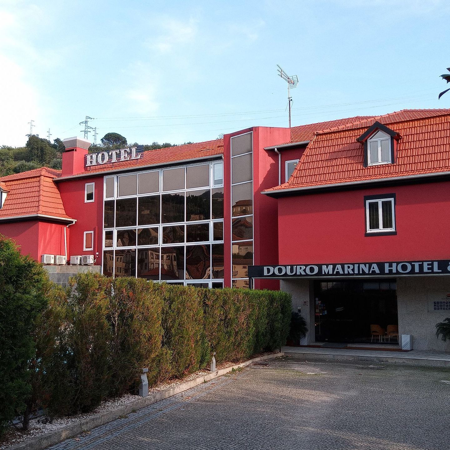 resultado de um telhado final apos limpeza das telhas e aplicação de impermeabilizante nas telhas