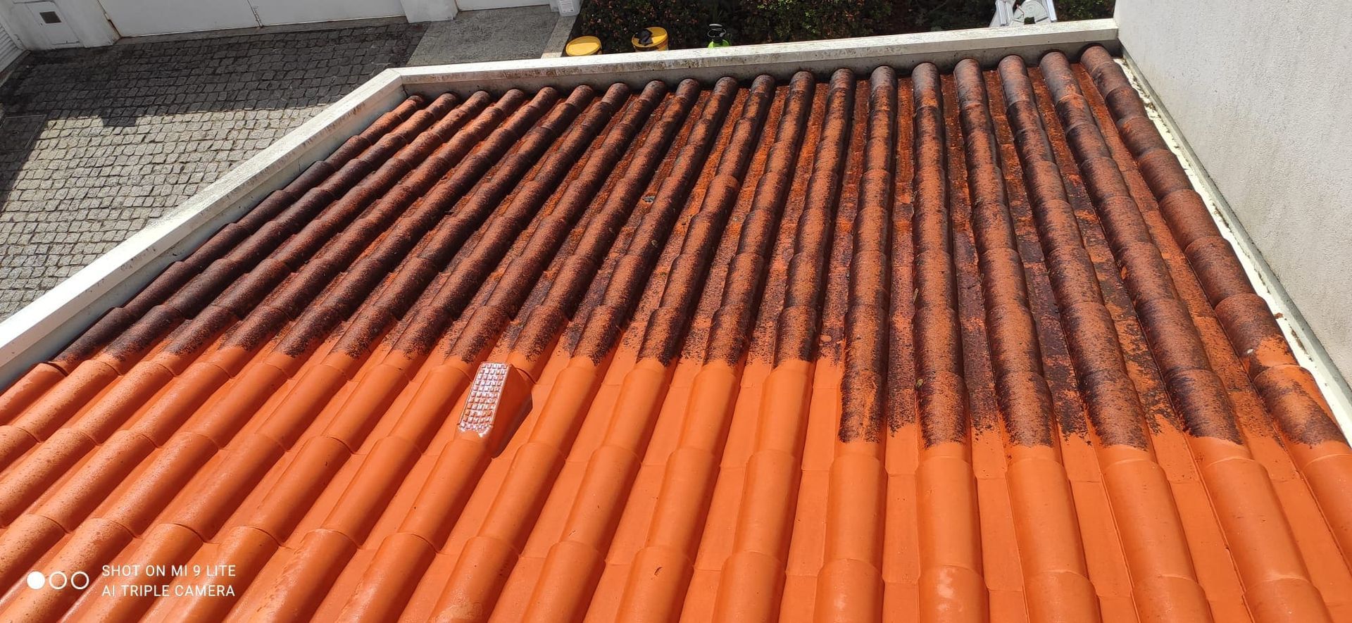 telhado a ser limpo com maquina de pressão