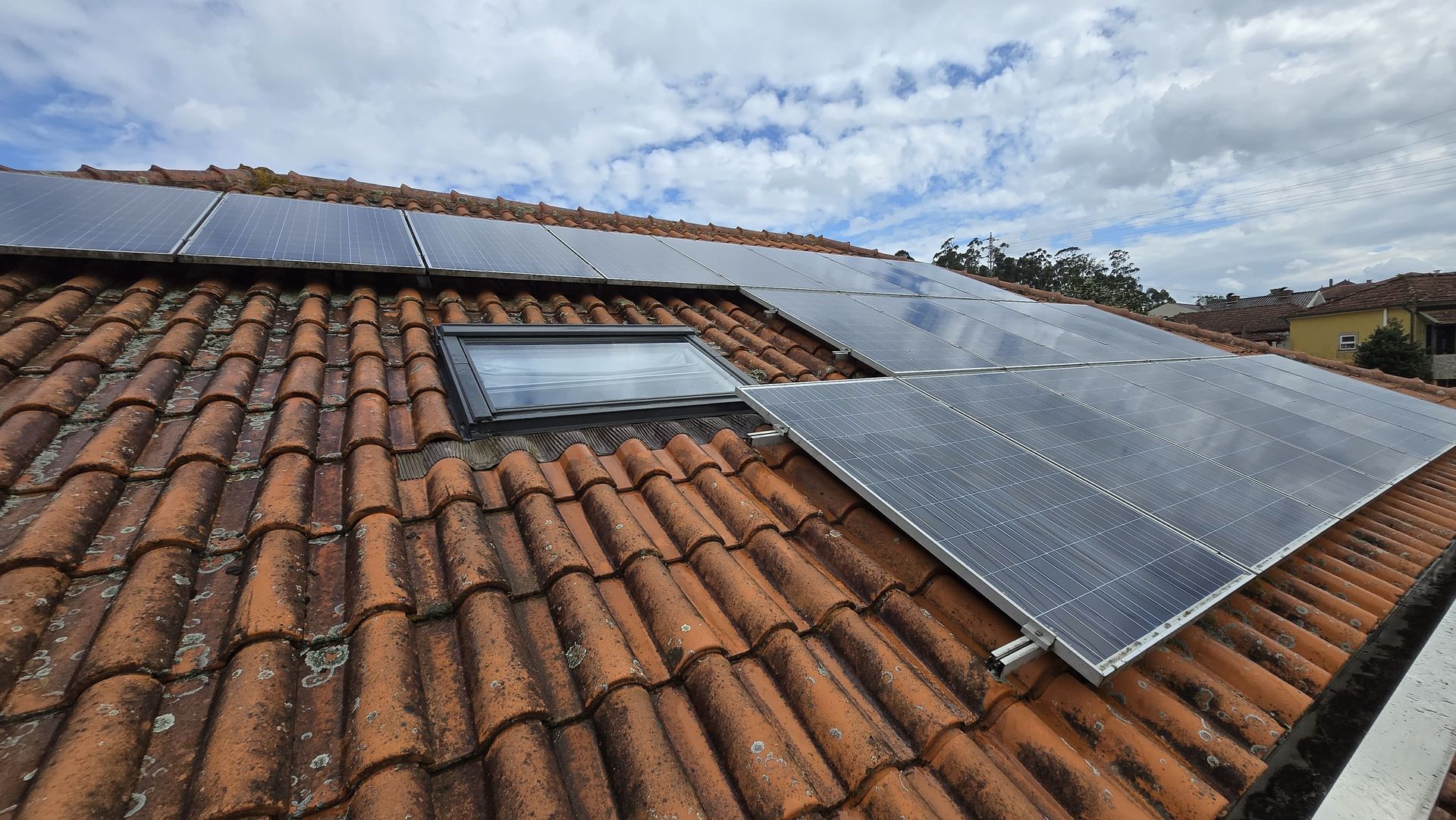 Imagem de painéis solares em cima de um telhado depois de uma limpeza
