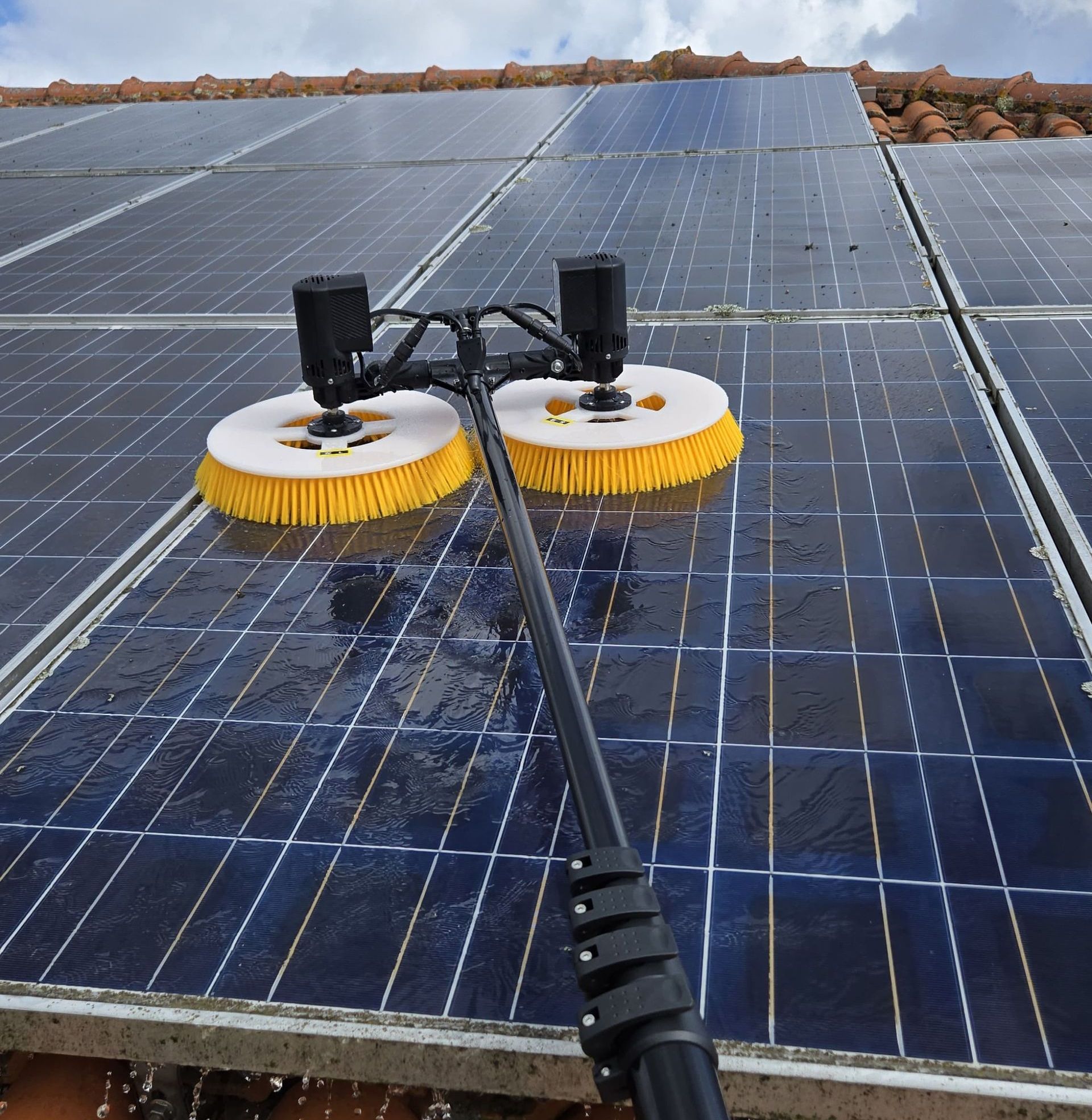 Técnico a limpar painéis solares em casa particular no Porto