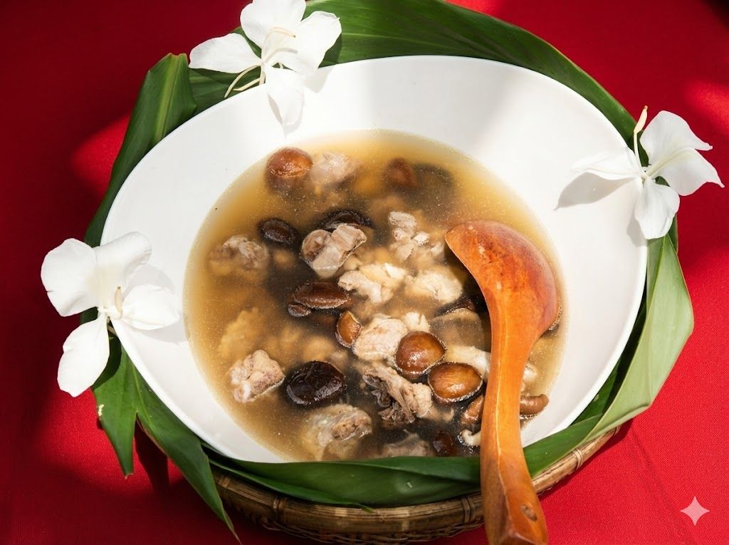 一碗椴木香菇雞湯,配木匙。桌上點綴著白花和綠葉。