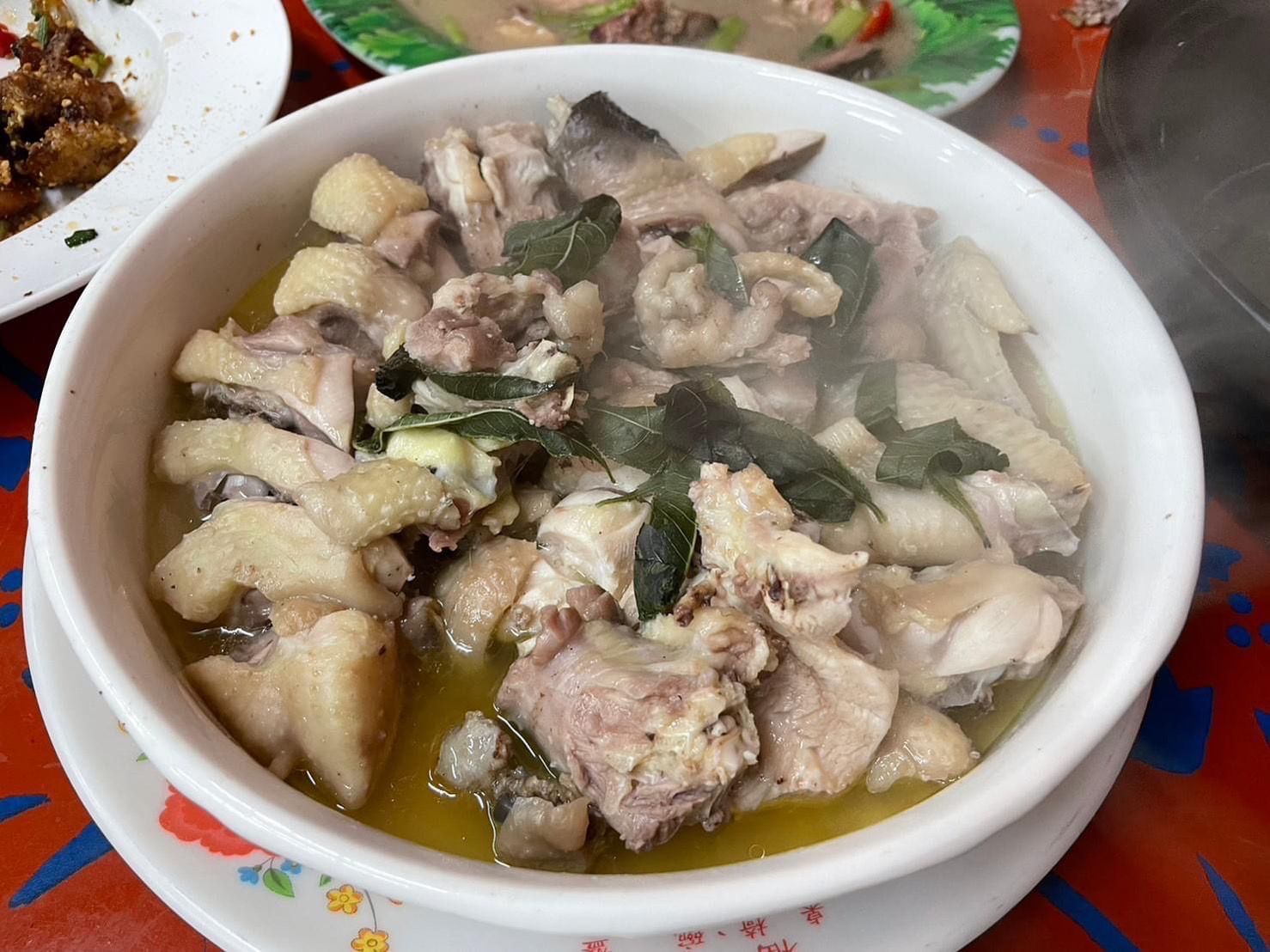 一碗煮熟的中興紅羽1982土雞肉,配上雞湯和香草。
