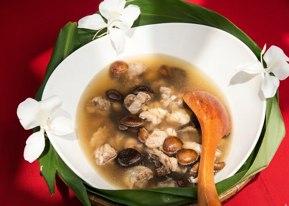 牡丹山林雞-段木雞湯 中興紅羽1982土雞,製作的烤雞放在一片大綠葉上。