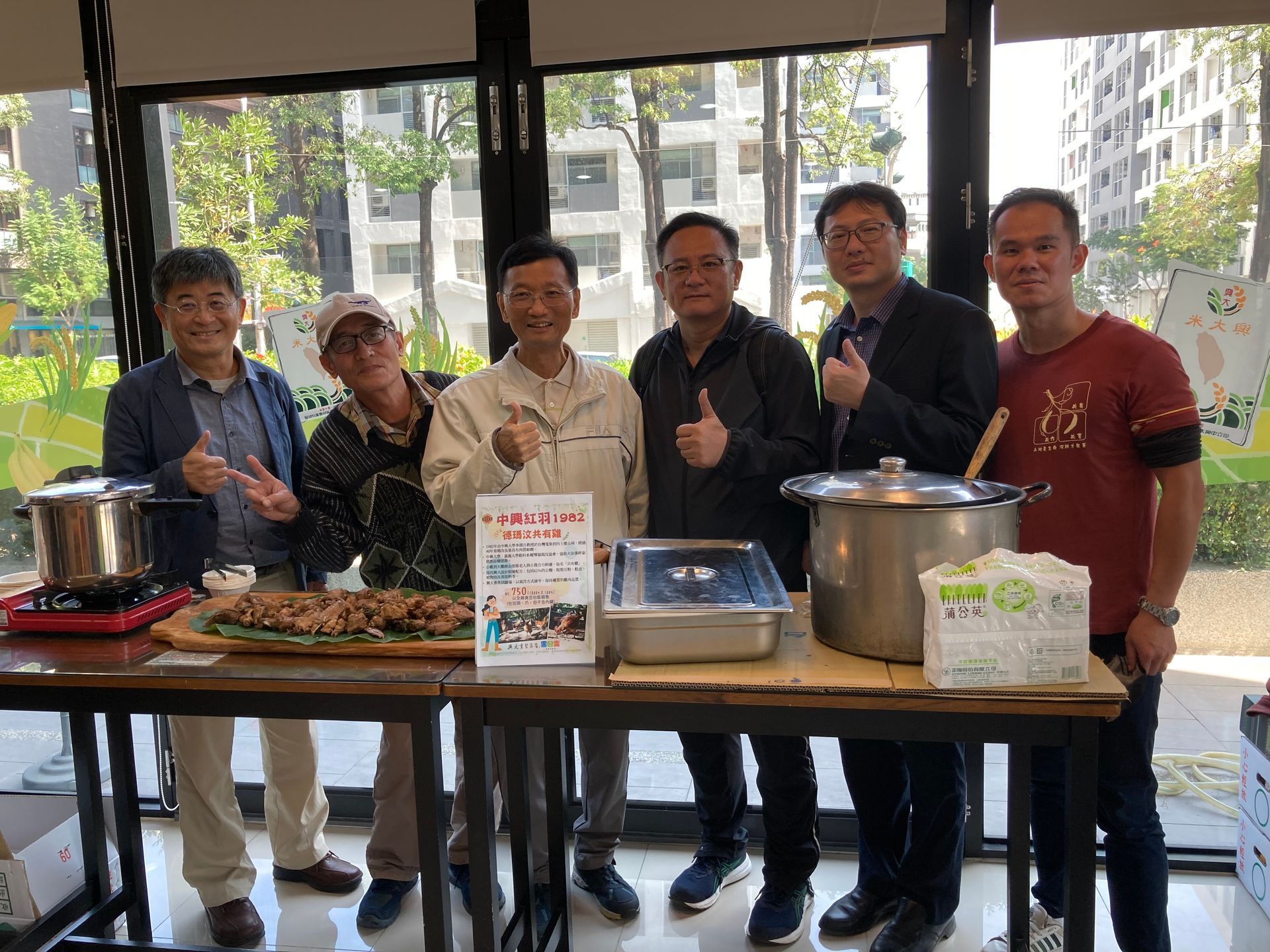 在蒼翠繁茂的山腳下，藍天白雲間，是一片火龍果園。