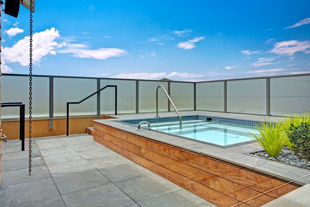 A large hot tub with stairs leading to it at Woodin Creek Village.