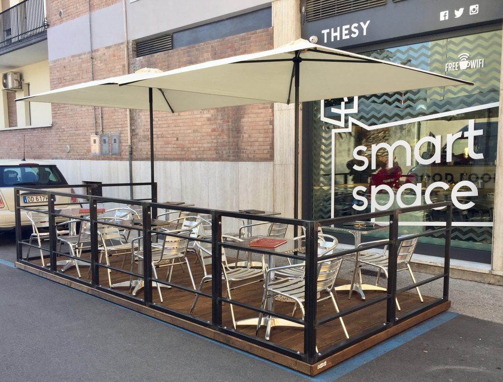 Dehor in ferro con ringhiera, vetri e decori