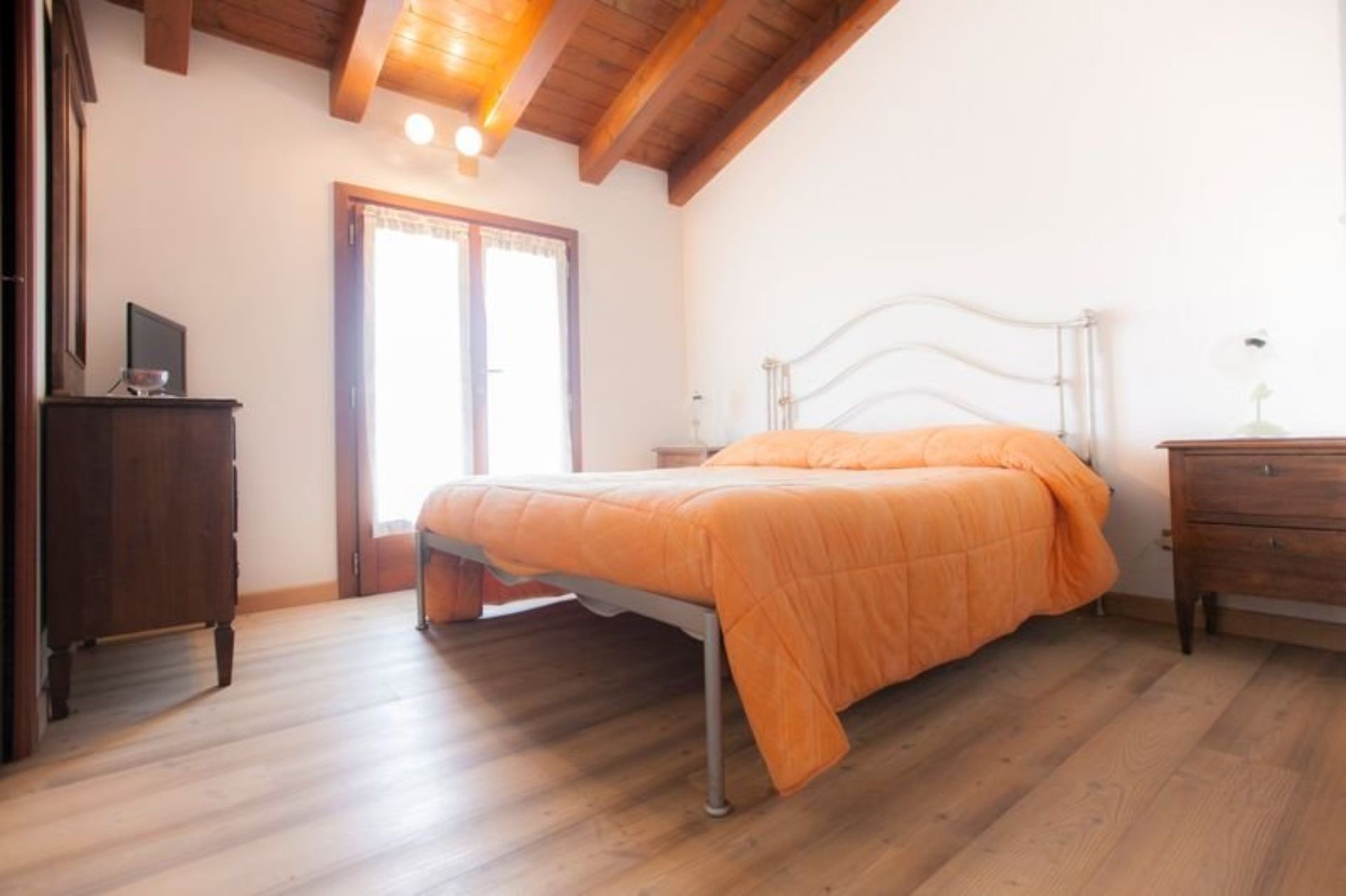 Letto con coperta arancione