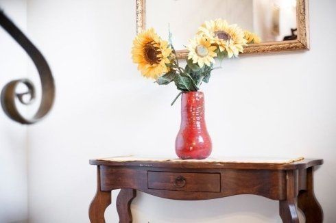 Tavolino con vaso di fiori