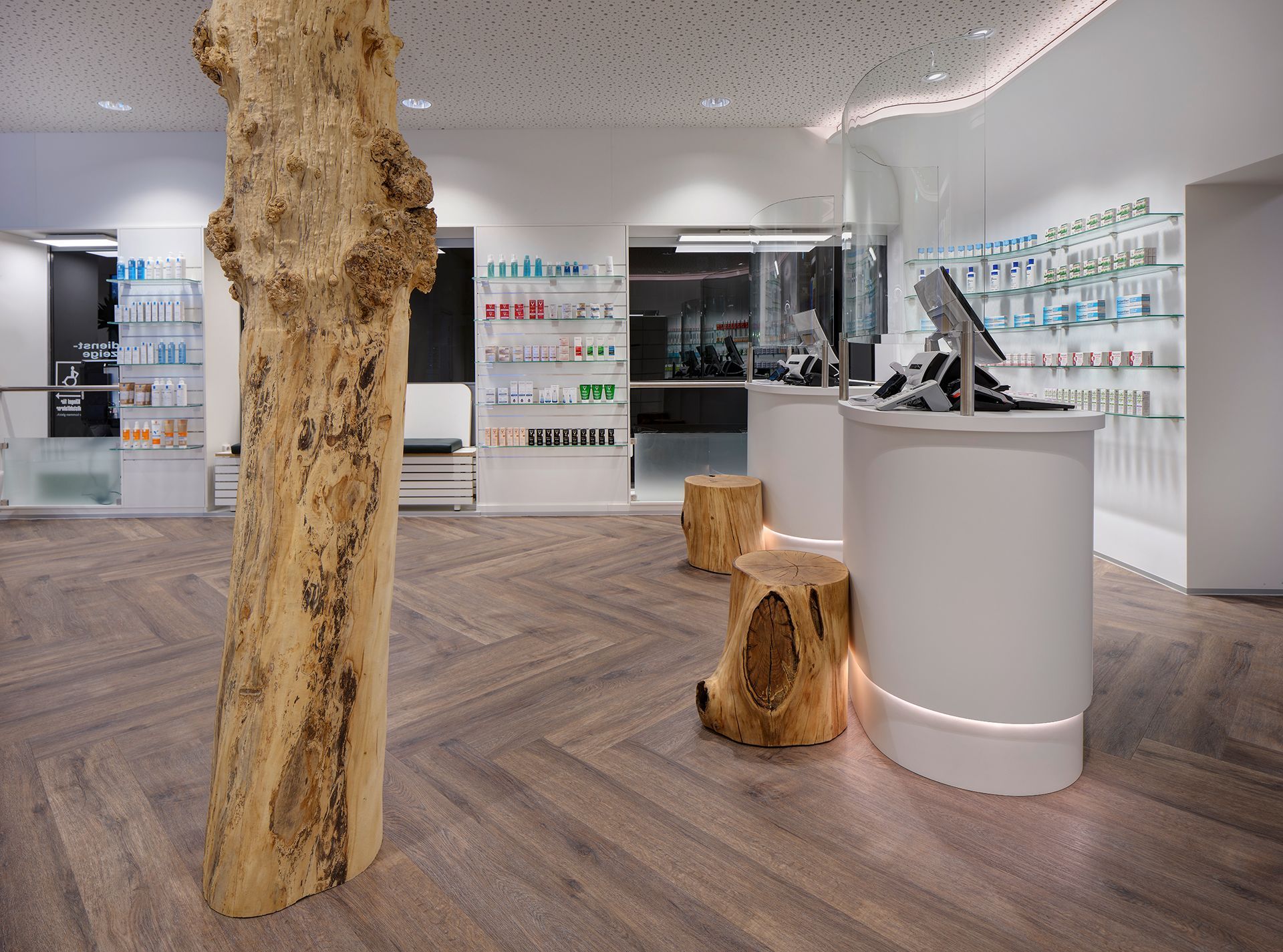Eine Apotheke mit einem Baumstumpf mitten im Raum