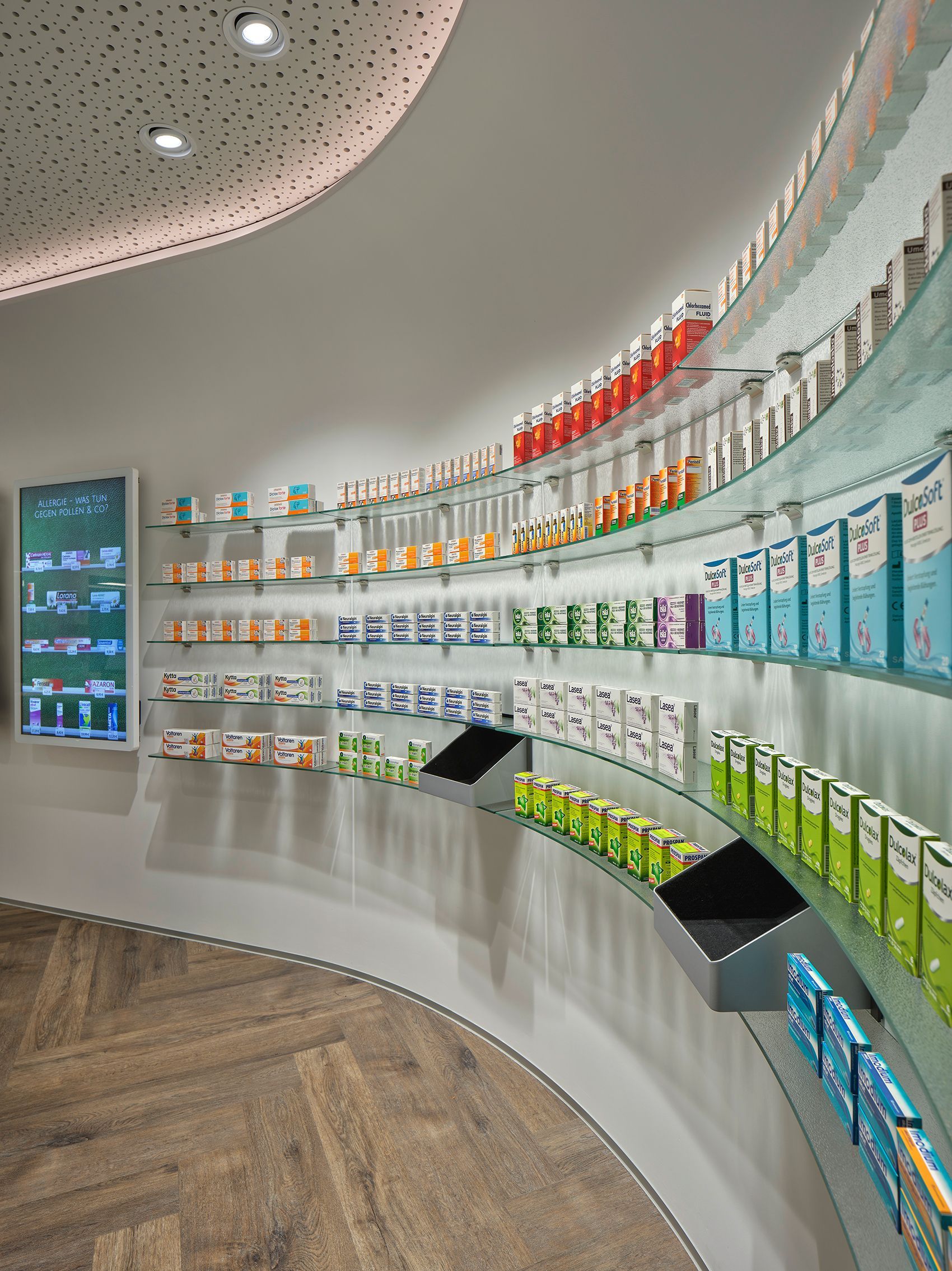 Eine Apotheke mit vielen Regalen voller Produkte.